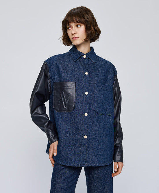 Πουκάμισο denim με λεπτομέρειες όψης δέρματος / 54-8230