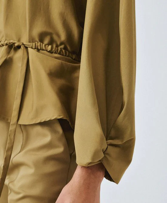 ACCESS Μπλούζα με V λαιμόκοψη και ζώνη / 63-2075