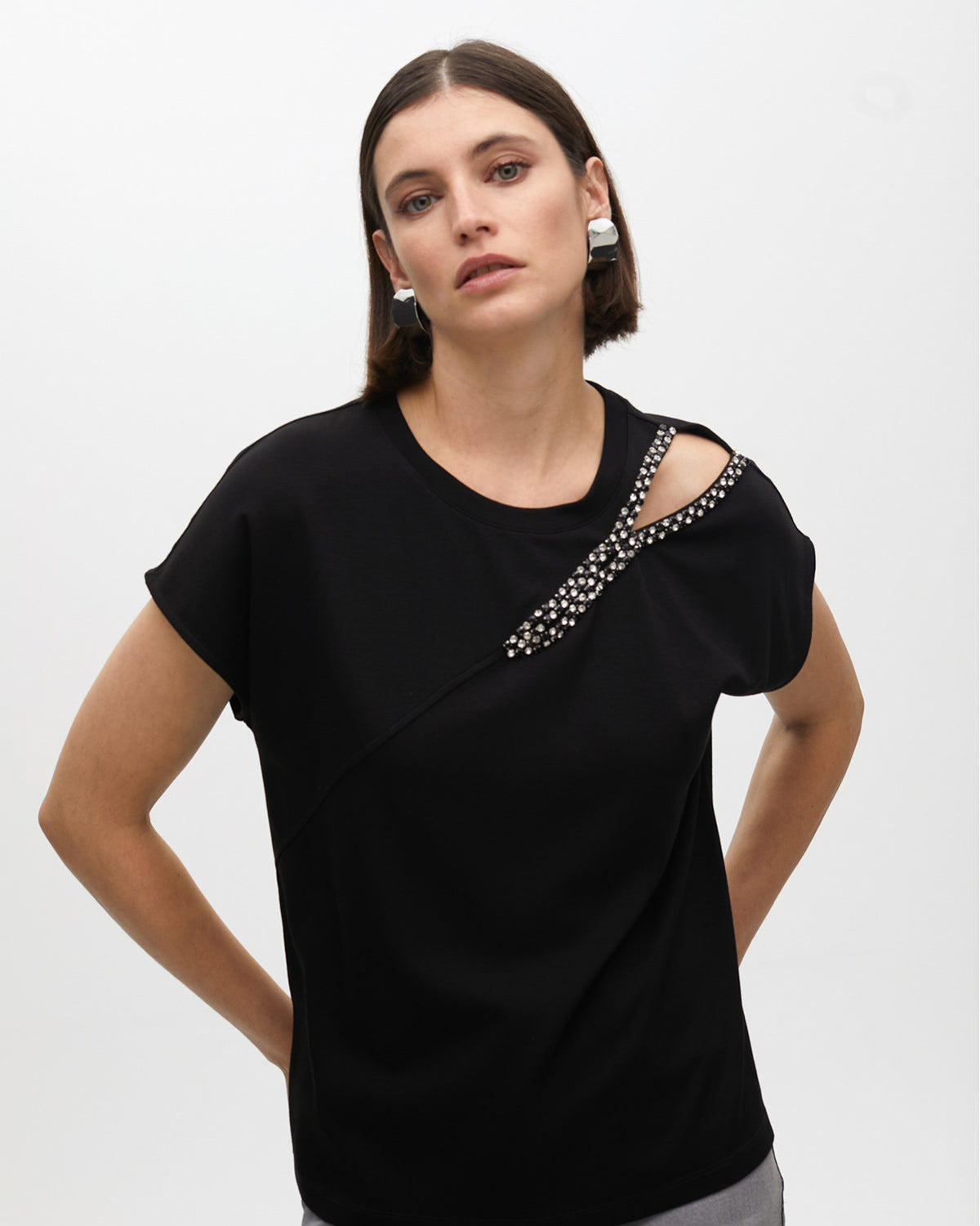 SLEEVELESS TOP WITH RHINESTONE OPENING / LF2515024